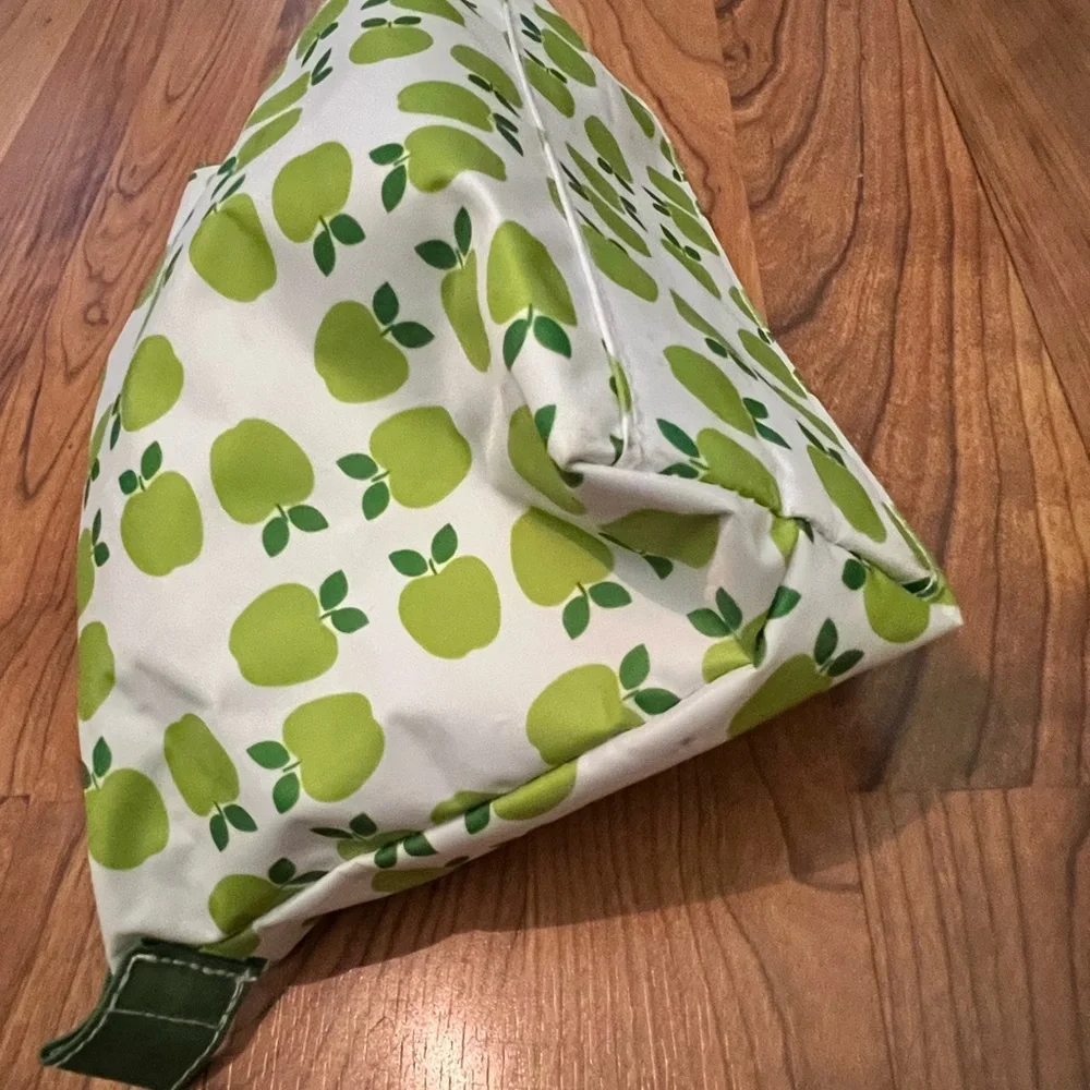 Clinique Green Apple Makeup bag set - Picture 4 of 10